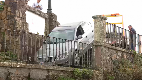 Português alcoolizado coloca carro em escadas de Vigo