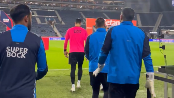 FC Porto: Guarda-redes entram em campo para aquecer no relvado do Estádio do Dragão