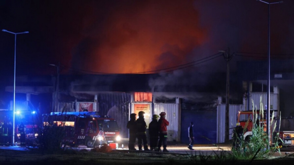 Mais de 150 operacionais no combate a incêndio que está a consumir armazéns em Coimbra há cerca dez horas