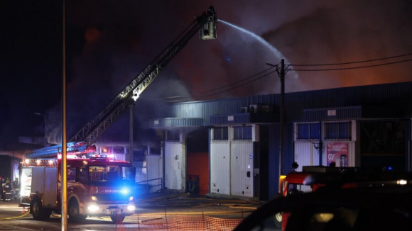 Incêndio em armazéns em Coimbra dominado após 12 horas de combate