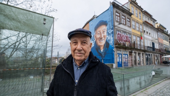 Germano, o jornalista que quer que “os portuenses conheçam a sua cidade”, é o rosto a mural na Cordoaria