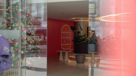 Depois de ocupar o antigo Café Embaixador, Burger King também vai abrir portas na Trindade