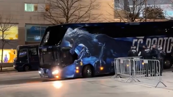 FC Porto: As imagens da chegada do autocarro dos azuis e brancos ao Estádio do Dragão