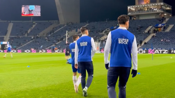 FC Porto: Azuis e brancos já aquecem no relvado do Dragão