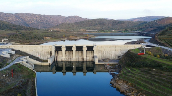 Câmaras transmontanas com bandeiras a meia haste reclamando impostos das barragens