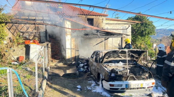 Habitação destruída após incêndio que fez quatro feridos em Arcos de Valdevez