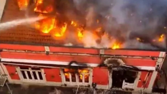 Seis desalojados e um ferido grave em incêndio na Baixa de Coimbra