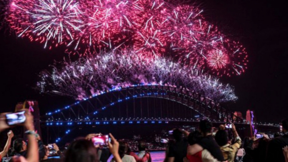 Ano Novo já chegou ao Nova Zelândia e Sydney. Veja aqui onde já é 2025