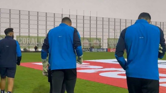 FC Porto: Guarda-redes entram em campo para aquecer no relvado do Estádio da Madeira