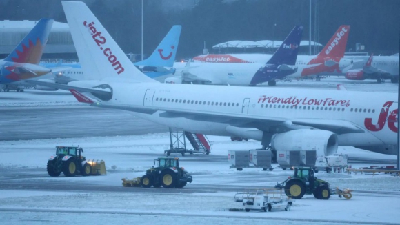 Neve afeta operações em aeroportos do Reino Unido e Alemanha