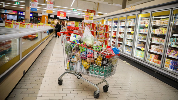 Cabaz de alimentos essenciais com aumento de quase três euros desde o início do ano