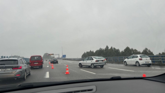 Acidente com três carros condiciona A4 em Matosinhos