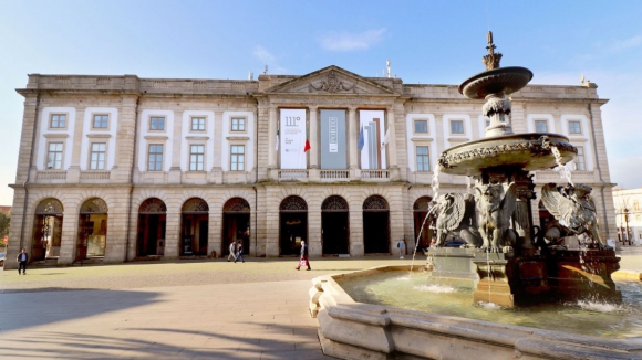 Universidade do Porto lamenta morte de estudante encontrado junto a residência universitária