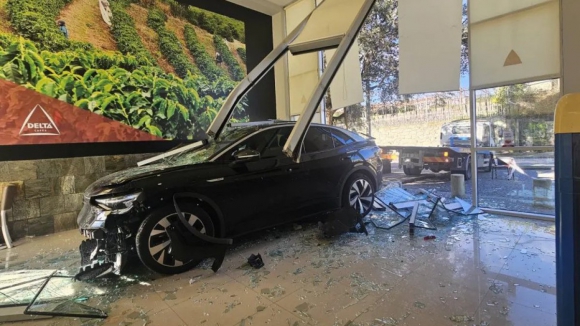 Carro colide contra montra de pastelaria em Paços de ferreira