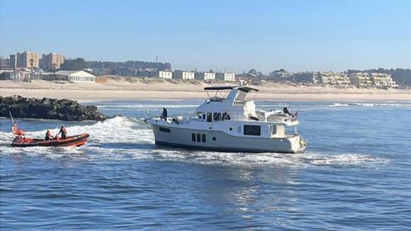 Embarcação de recreio inglesa encalha na barra do porto de Vila do Conde