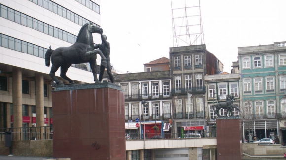 Federação Académica do Porto assinala Dia Internacional da Educação com exposição na Praça D. João I