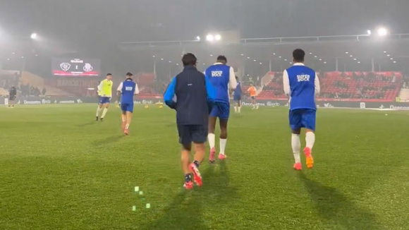 FC Porto: Jogadores pisam o relvado do Estádio Cidade de Barcelos para o aquecimento