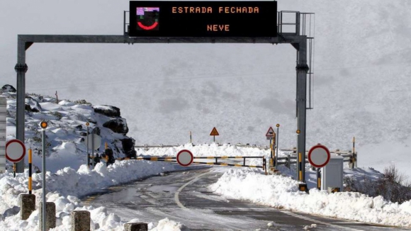 Queda de neve fecha acesso à Serra da Estrela