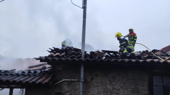 Incêndio deixa cinco pessoas desalojadas no concelho de Bragança