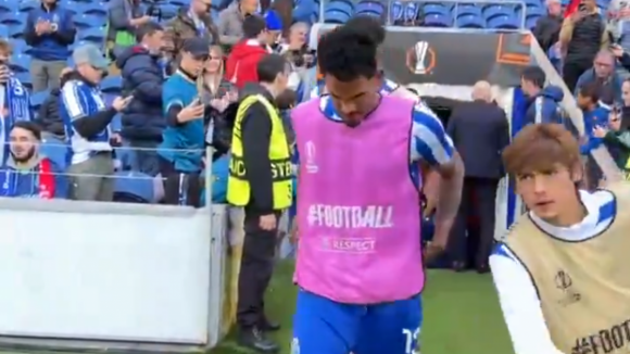 FC Porto: Jogadores pisam o relvado do Estádio do Dragão para o aquecimento