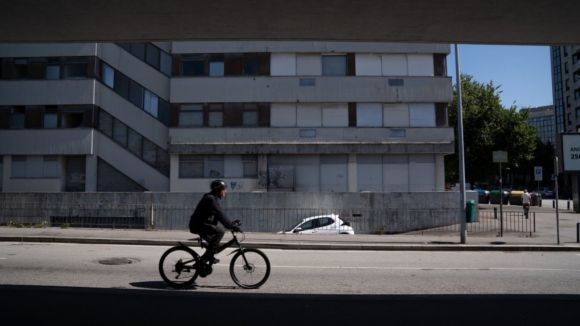 Campanha por mais habitação pública arranca em edifício devoluto no Porto