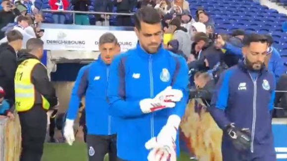 FC Porto: Guarda-redes portistas já aquecem no relvado do Estádio do Dragão