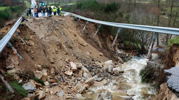 Abatimento na EN329 em Moimenta da Beira obriga a circular por vias municipais