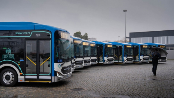 STCP investe 12,9 milhões de euros para adquirir 30 novos autocarros elétricos e estação de carregamento