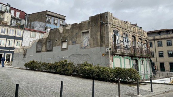 “Baratas e ratos por todo o lado”. Edifício em ruínas na Praça dos Poveiros é uma ameaça para os negócios