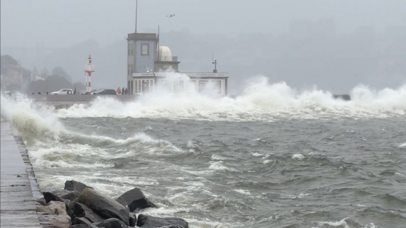 Porto, Viana do Castelo, Aveiro e Braga entre os distritos sob aviso vermelho devido à agitação marítima 