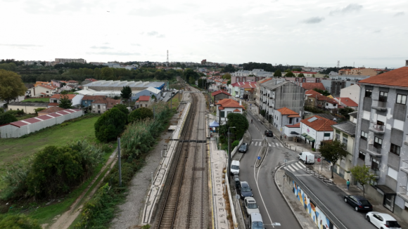 Comboios de passageiros j&aacute; circulam na Linha de Leix&otilde;es