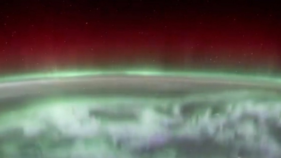 Esta&ccedil;&atilde;o Espacial capta aurora boreal a flutuar sobre a Terra