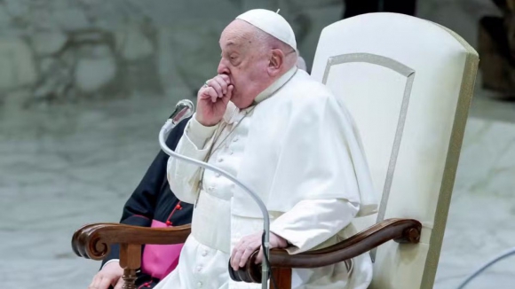 Papa Francisco internado para tratar bronquite e fazer exames