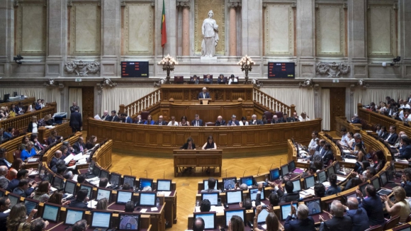 Centenas de pessoas assinam carta a pedir san&ccedil;&otilde;es por discurso de &oacute;dio no parlamento