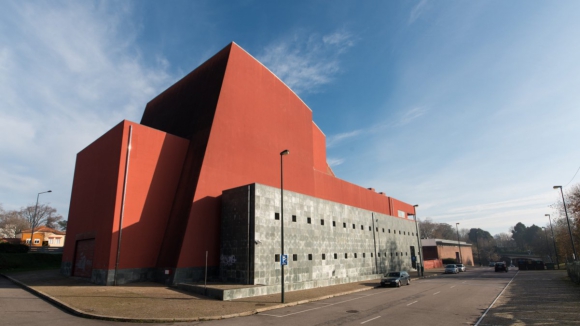 Grupo Do Lado de Fora estreia com&eacute;dia po&eacute;tica "O que carregamos?" no Teatro do Campo Alegre