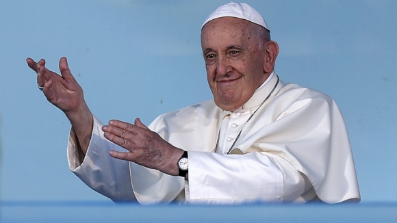 Papa Francisco diz que vai continuar com "os tratamentos necess&aacute;rios"