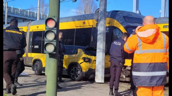 Carro com jovem e beb&eacute; a bordo bateu contra metro junto ao Mercado de Matosinhos