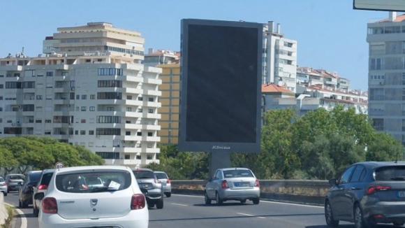 Infraestruturas de Portugal pede retirada de publicidade colocada &agrave; beira da estrada