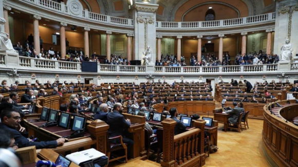 Parlamento debate e vota esta quarta-feira segunda mo&ccedil;&atilde;o em menos de duas semanas