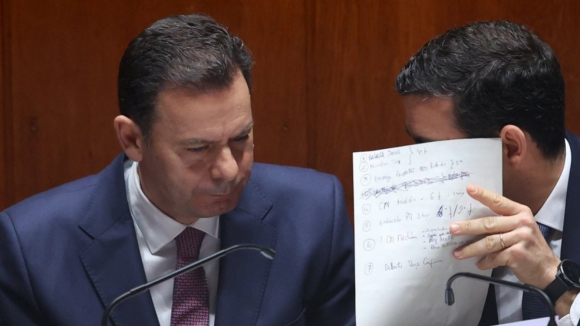 Mo&ccedil;&atilde;o de confian&ccedil;a diz que &ldquo;&eacute; hora de cada um assumir as suas responsabilidades&rdquo;