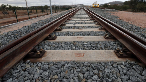 Infraestruturas de Portugal diz que tra&ccedil;ado inicial do TGV n&atilde;o &eacute; definitivo e que o cons&oacute;rcio pode alter&aacute;-lo