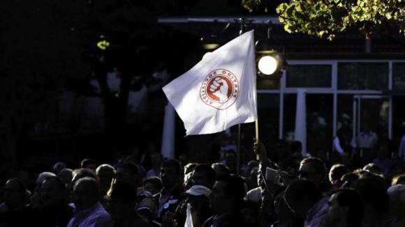 PS &ldquo;est&aacute; absolutamente coeso&rdquo; e desafia executivo a retirar mo&ccedil;&atilde;o de confian&ccedil;a