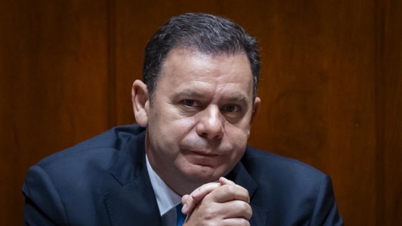 Montenegro dispon&iacute;vel a &ldquo;suspender sess&atilde;o&rdquo; se l&iacute;der do PS disser que esclarecimentos quer