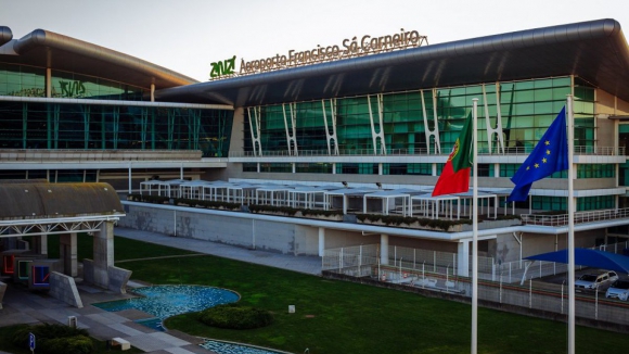 Avi&atilde;o obrigado a aterrar de emerg&ecirc;ncia no aeroporto do Porto provoca nove feridos