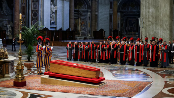 Caix&atilde;o do Papa Francisco chegou &agrave; Bas&iacute;lica de S&atilde;o Pedro