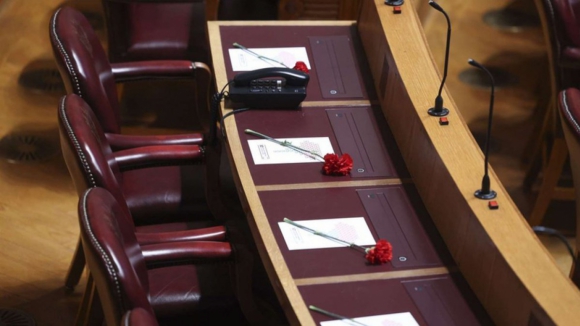 Cravos enchem hemiciclo com deputados constituintes em sessão com país de luto