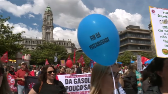 Milhares enchem Aliados no Dia do Trabalhador para avisar que "Maio est&aacute; na rua e que a luta continua"