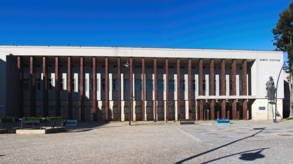 Suspeito de pornografia de menores come&ccedil;ou a ser julgado &agrave; porta fechada em Aveiro