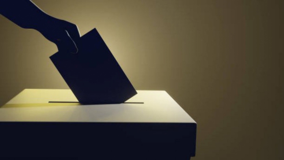 Estudantes da Universidade do Porto lan&ccedil;am assistente de IA para a comparar propostas dos partidos