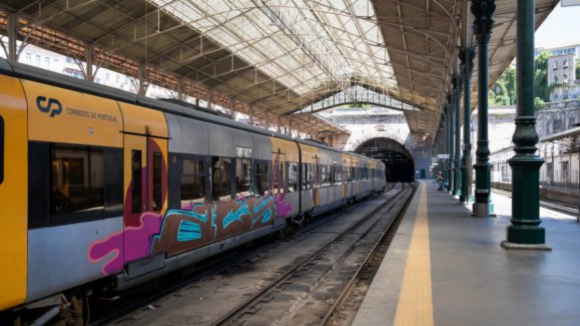 Greve dos maquinistas suprime metade dos comboios at&eacute; &agrave;s 8h00